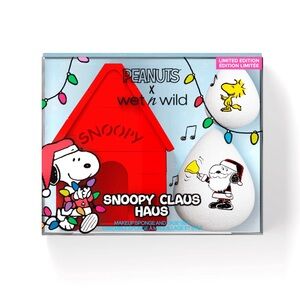 Wet n Wild Peanuts Snoopy Claus Haus Makeup Sponge and Case Set